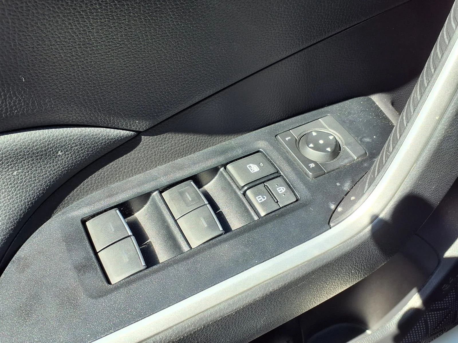 Used 2025 Ice Cap Toyota XLE image 16