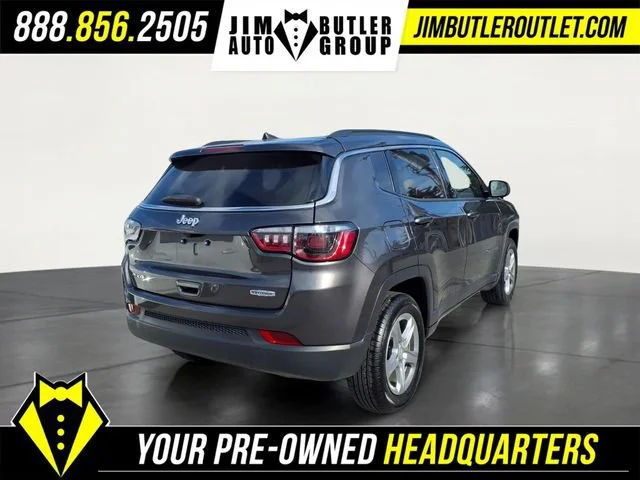 Used 2024  Jeep Latitude image 2