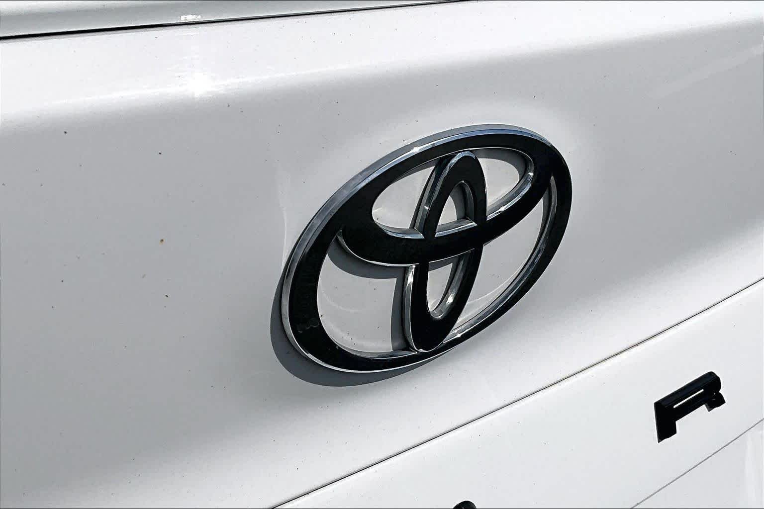 Used 2025 Ice Cap Toyota SE image 31