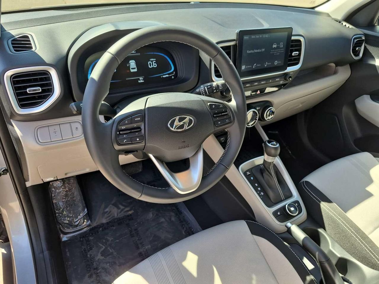 New 2026 Shimmering Silver Hyundai SEL image 10