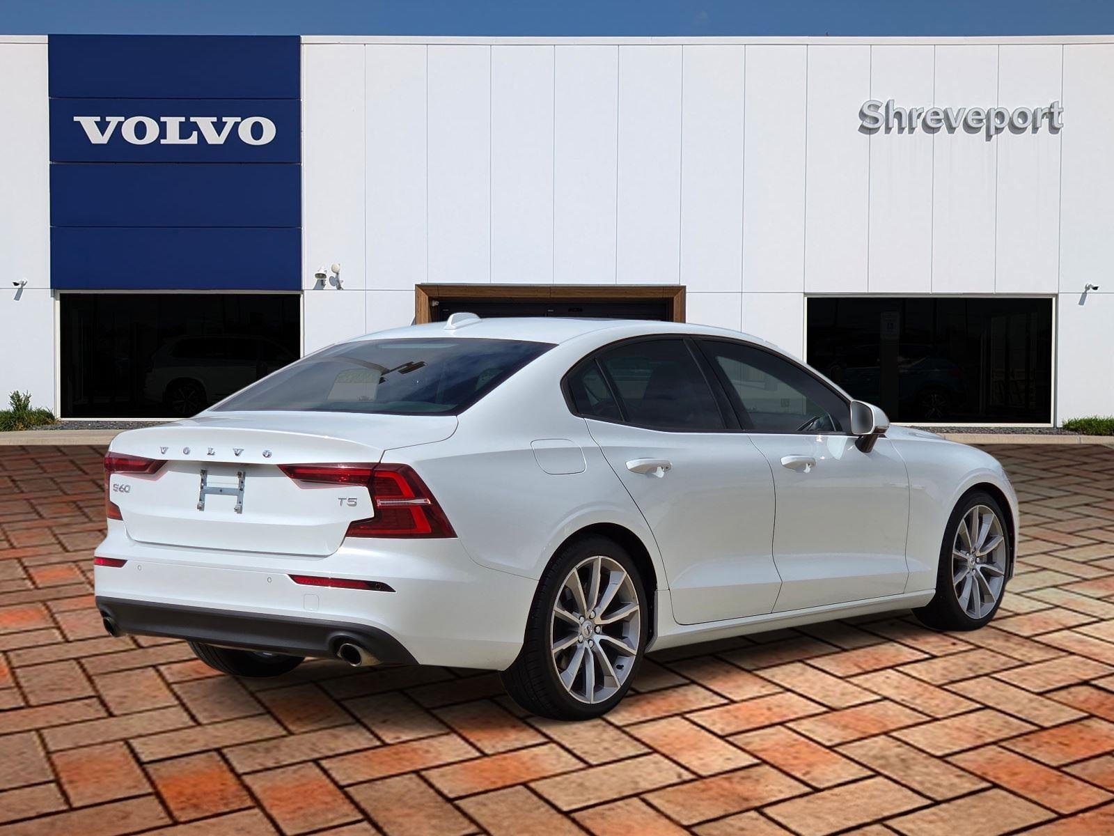 Used 2019 Crystal White Pearl Metallic Volvo Momentum image 4