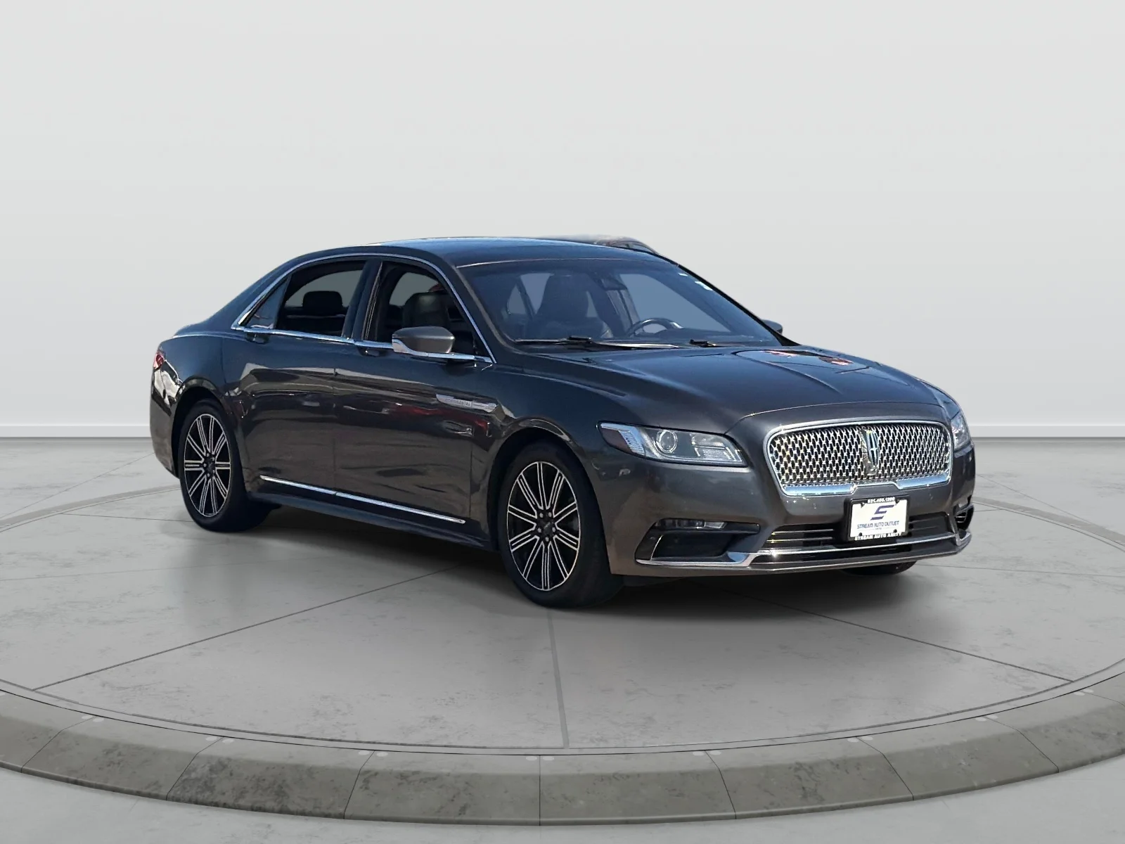 Used 2018 Gray Lincoln Reserve image 1
