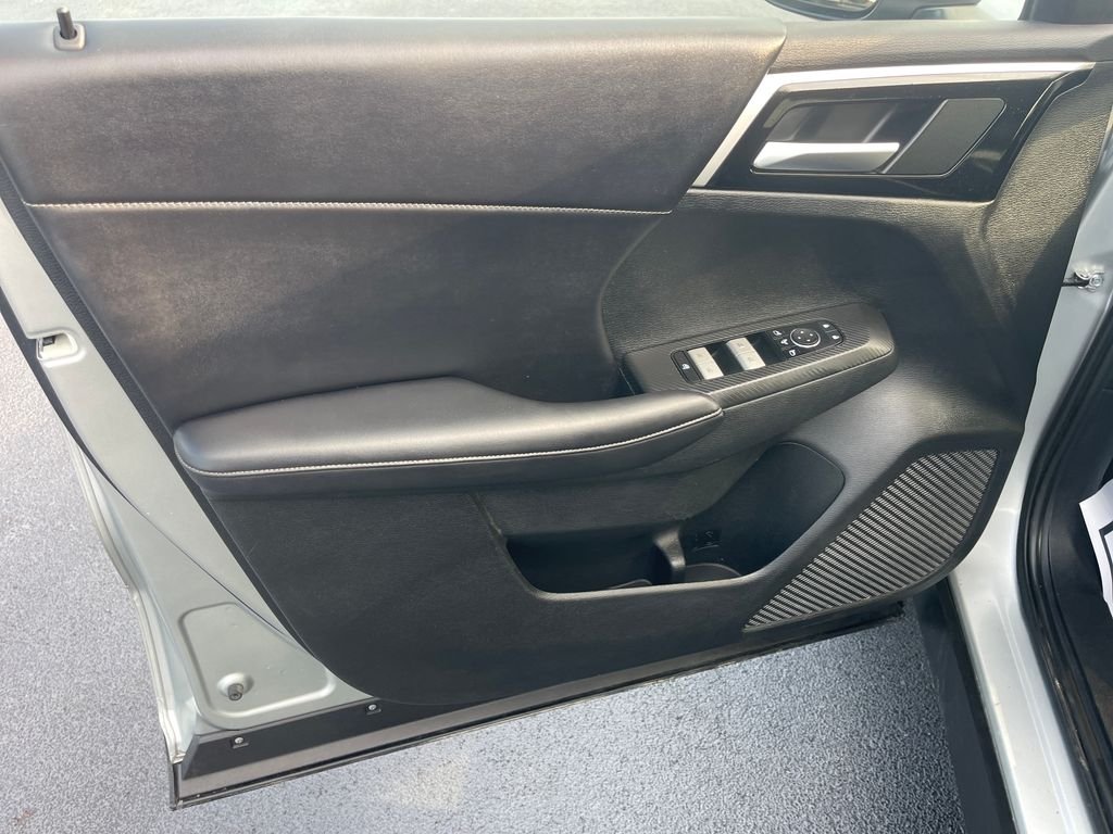 Used 2024 Silver Mitsubishi SE image 12