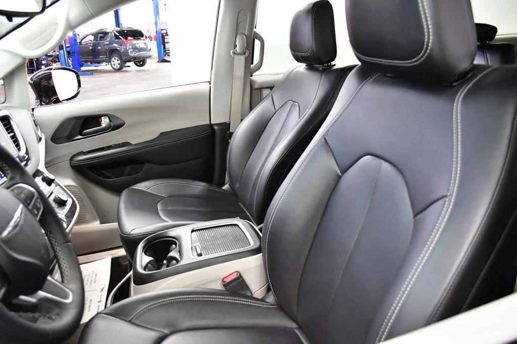 Used 2024 Black Chrysler Touring L image 5