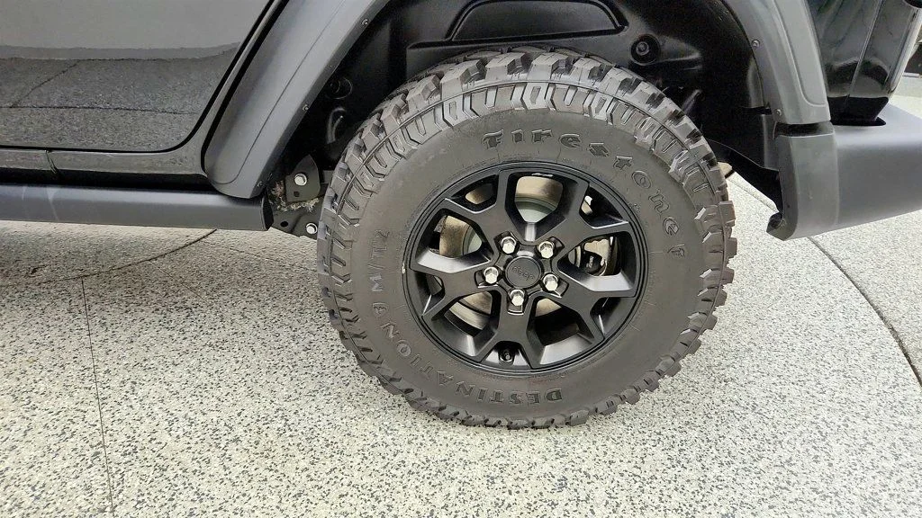 Used 2022 Black Clearcoat Jeep Unlimited Willys 4x4 w/ Sky One-Touch Top & Alpine Audio image 9