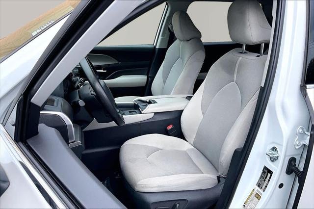 Certified Used 2025 WIND CHILL PEARL Toyota  image 8