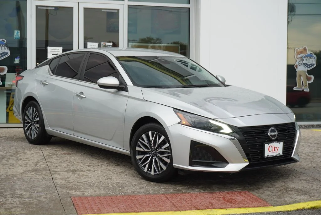 Used 2023 Silver Nissan 2.5 SV image 7