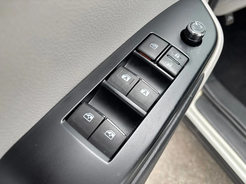 Used 2018 White Toyota LE image 21