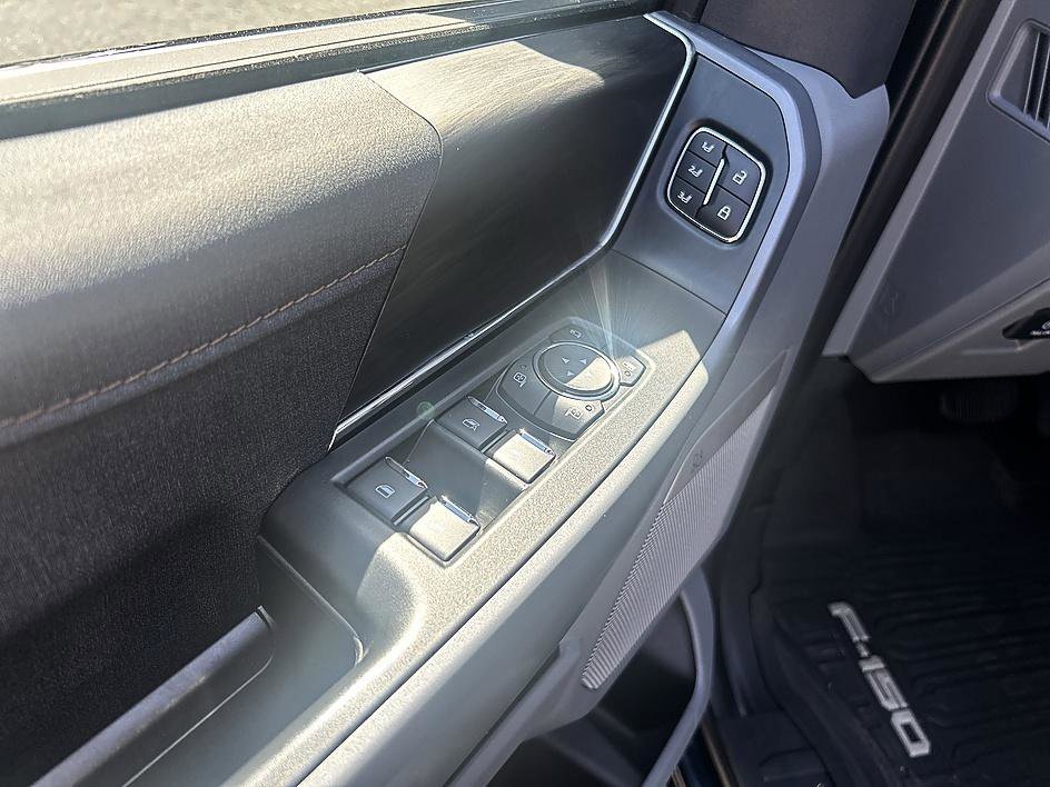 Used 2025 Blue Metallic Ford LARIAT image 10