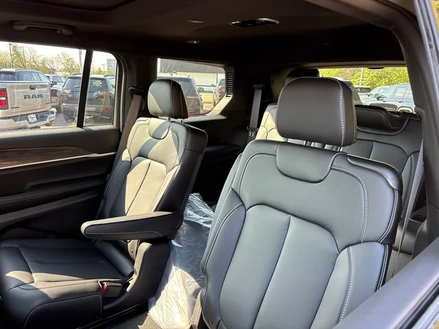 New 2026 Diamond Black Crystal Pearl-Coat Exterior Paint Jeep Limited image 8