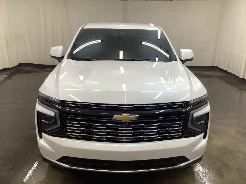 Used 2025 IRIDESCENT PEARL TRICOAT Chevrolet High Country image 3
