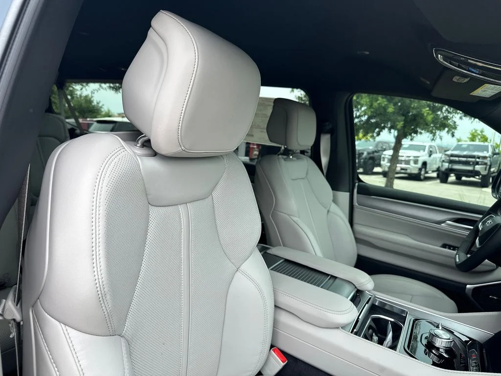 New 2026 Fathom Blue Pearlcoat Jeep  image 37