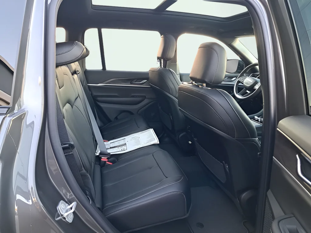 New 2025 Baltic Gray Metallic Clear-Coat Exterior Paint Jeep Limited image 15