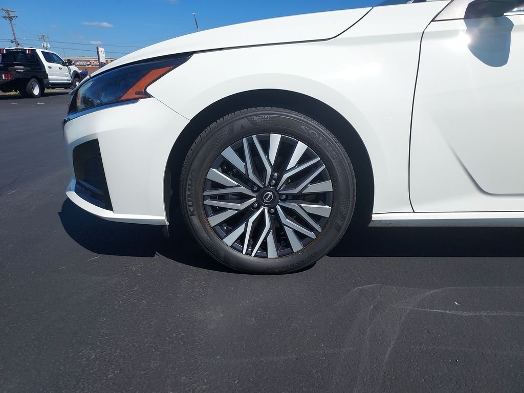Used 2025 White Nissan 2.5 SV image 10
