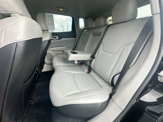 Used 2022 Black Jeep Latitude image 23