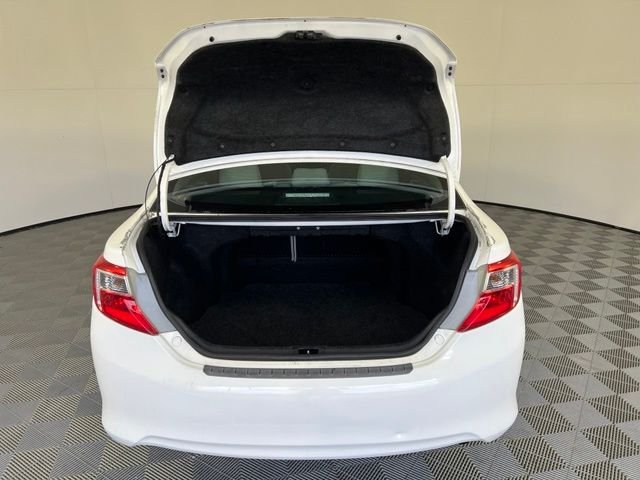 Used 2014 White Toyota LE image 27