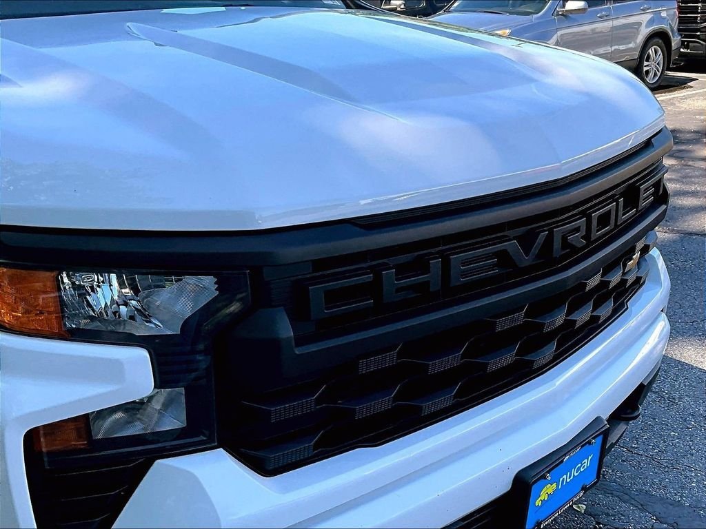 Used 2023 White Chevrolet Custom image 31