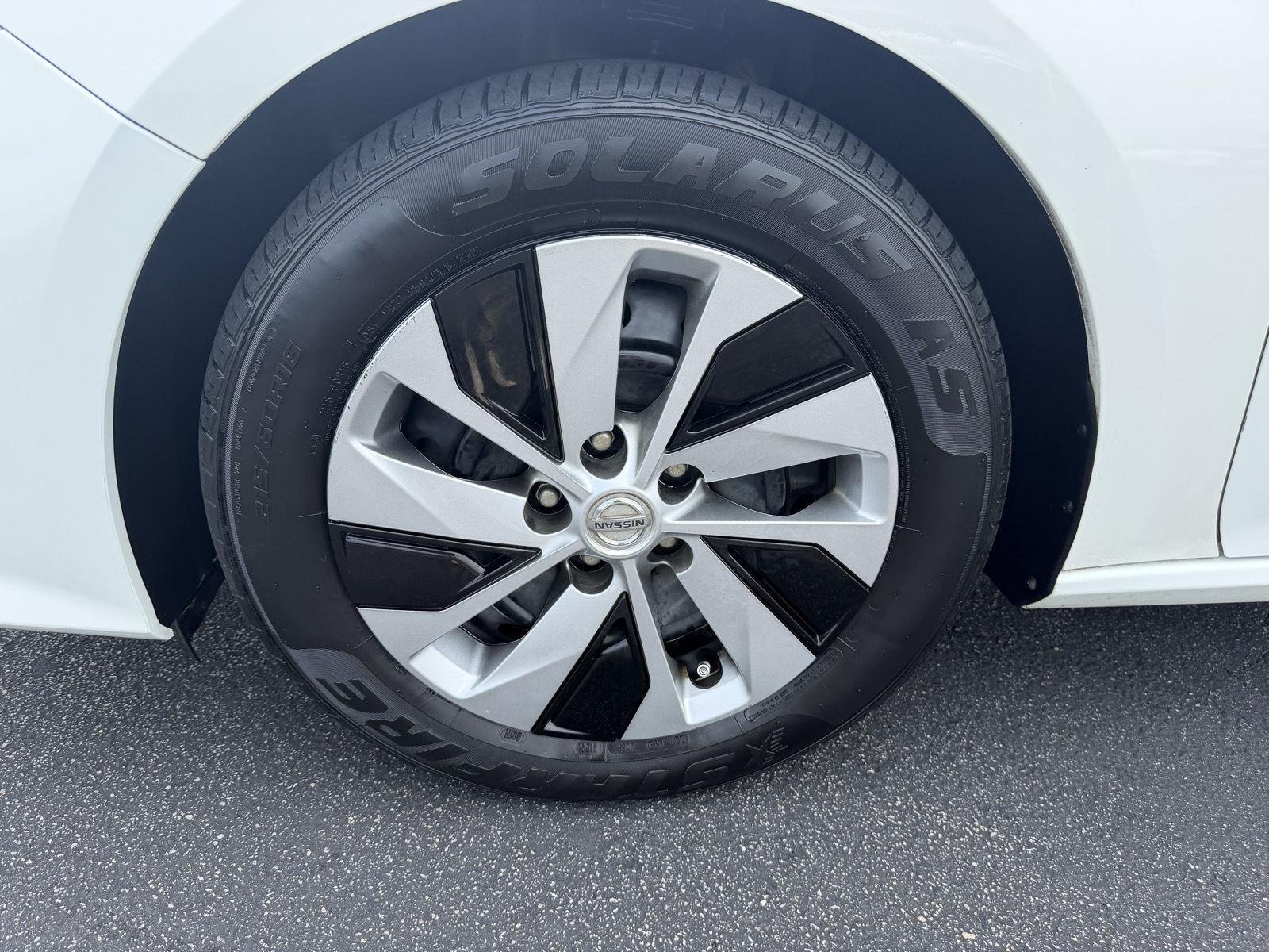Used 2020 Glacier White Nissan 2.5 S image 9