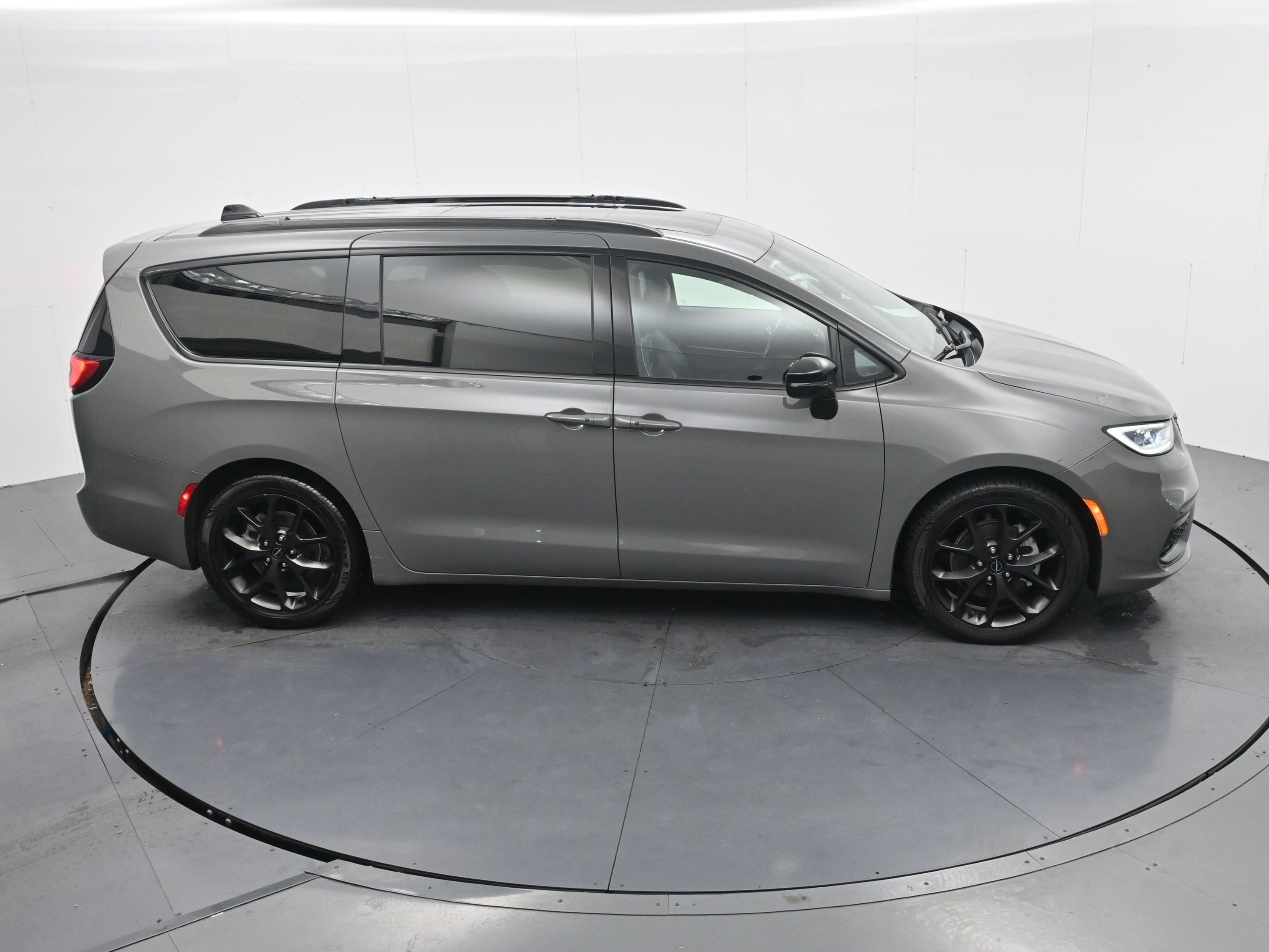 Used 2025 Ceramic Gray Clearcoat Chrysler Limited image 20