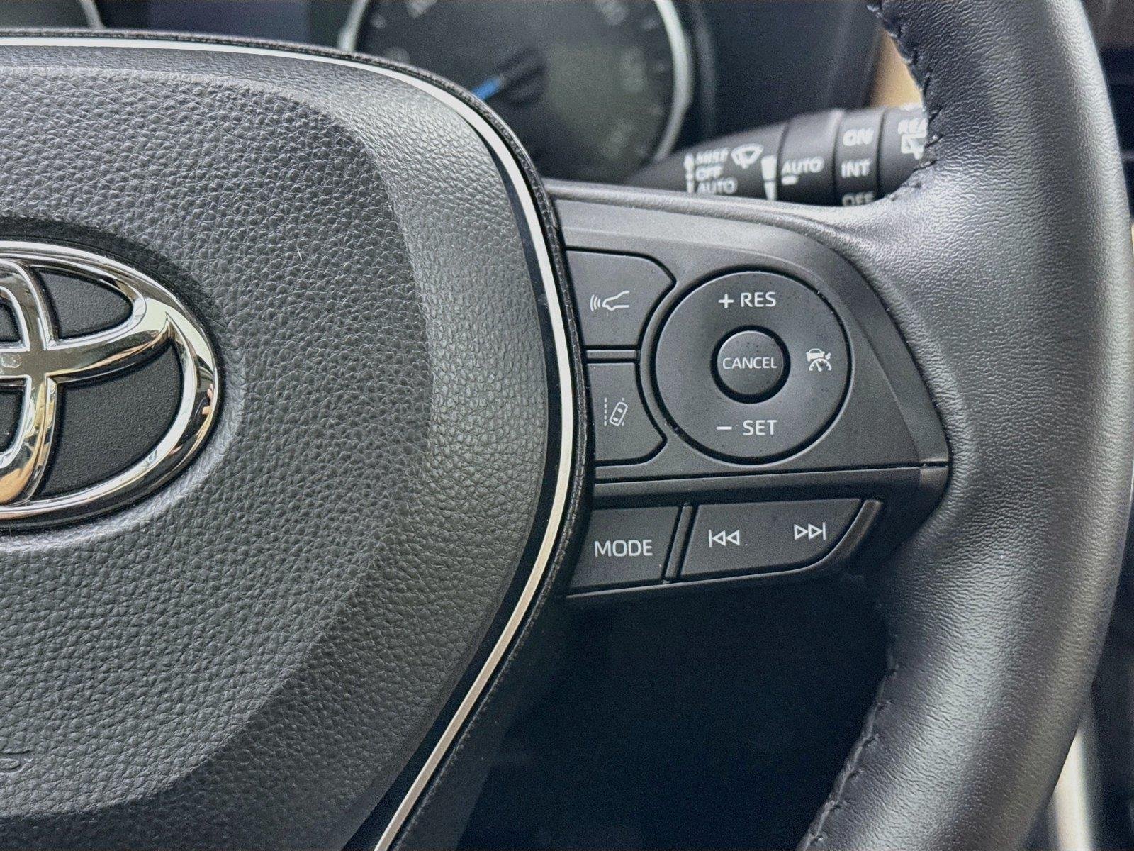 Used 2021 Blizzard Pearl Toyota XLE Premium image 18
