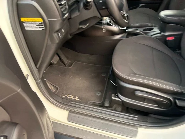 Used 2019 Clear White Kia Base image 18