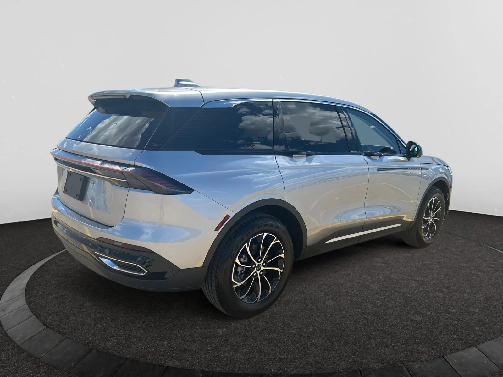 New 2026 Silver Radiance Metallic Clearcoat Lincoln Premiere image 5