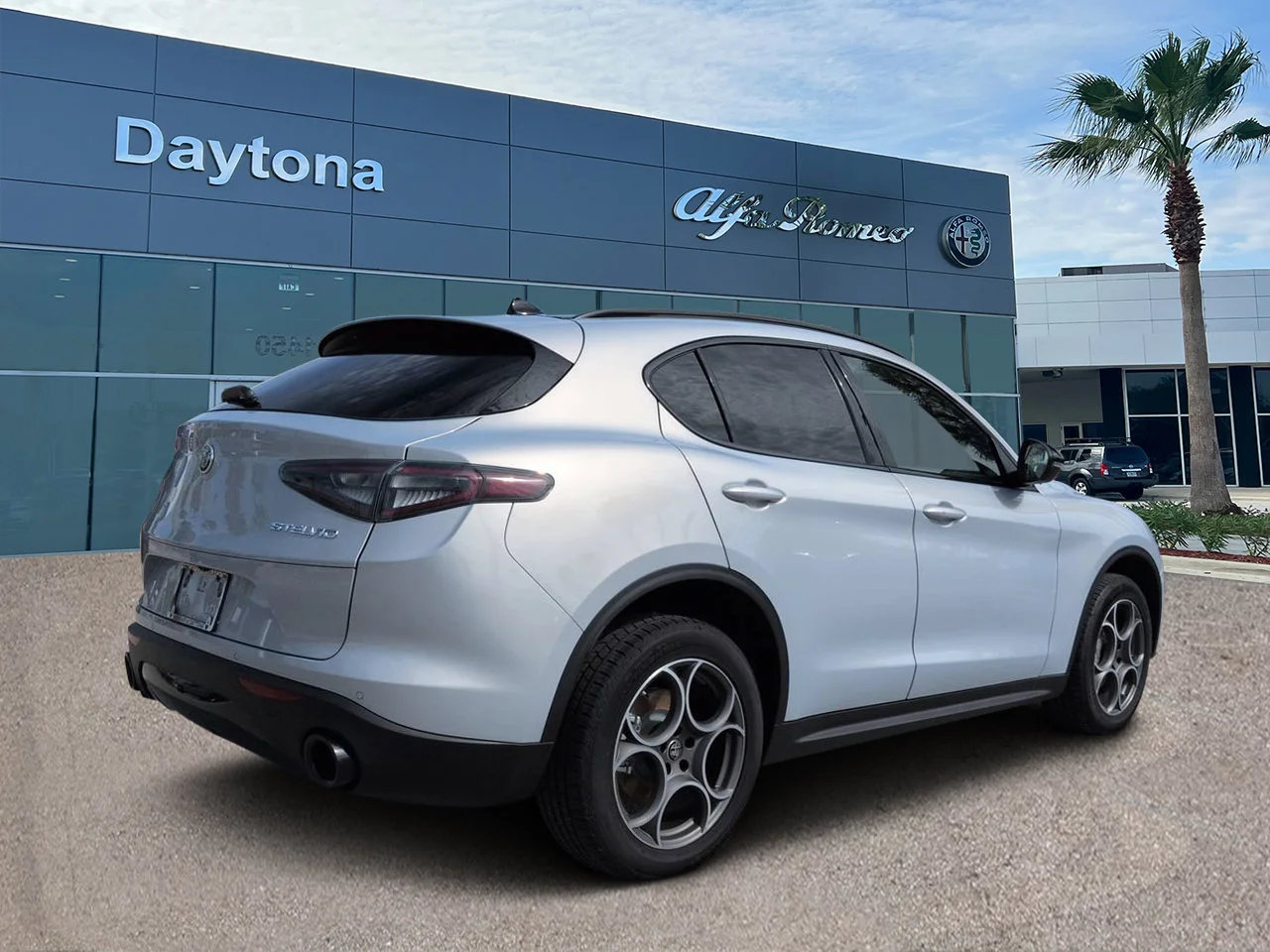 New 2026 Moonlight Gray Metallic Exterior Paint Alfa Romeo  image 3