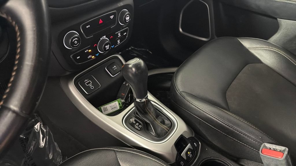 Used 2020 Silver Jeep Latitude FWD image 23