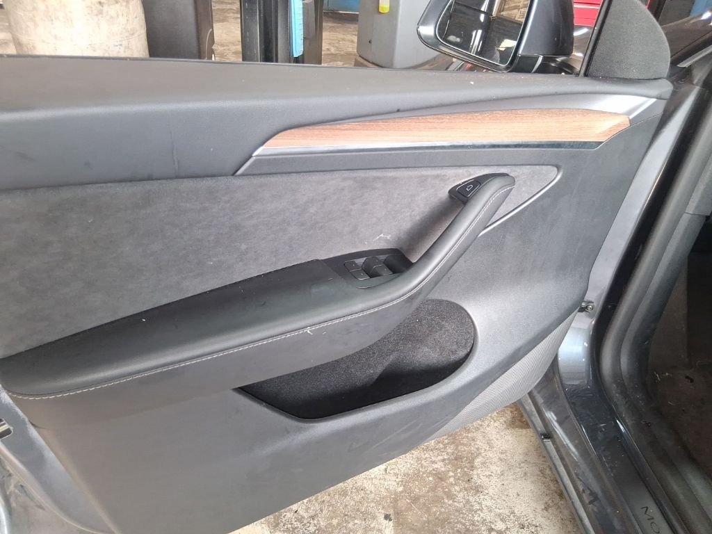 Used 2023  Tesla Performance image 5