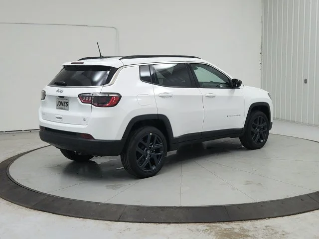 New 2026 Bright White Clear-Coat Exterior Paint Jeep Latitude image 8