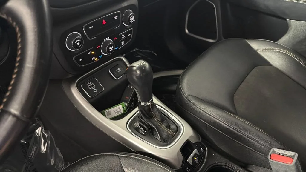 Used 2020 Silver Jeep Latitude FWD image 23