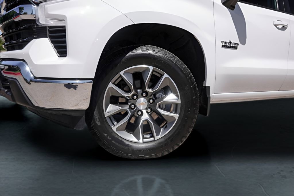 Used 2025 Summit White Chevrolet LT image 4