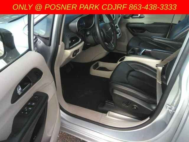 Used 2024 Silver Chrysler Select image 4