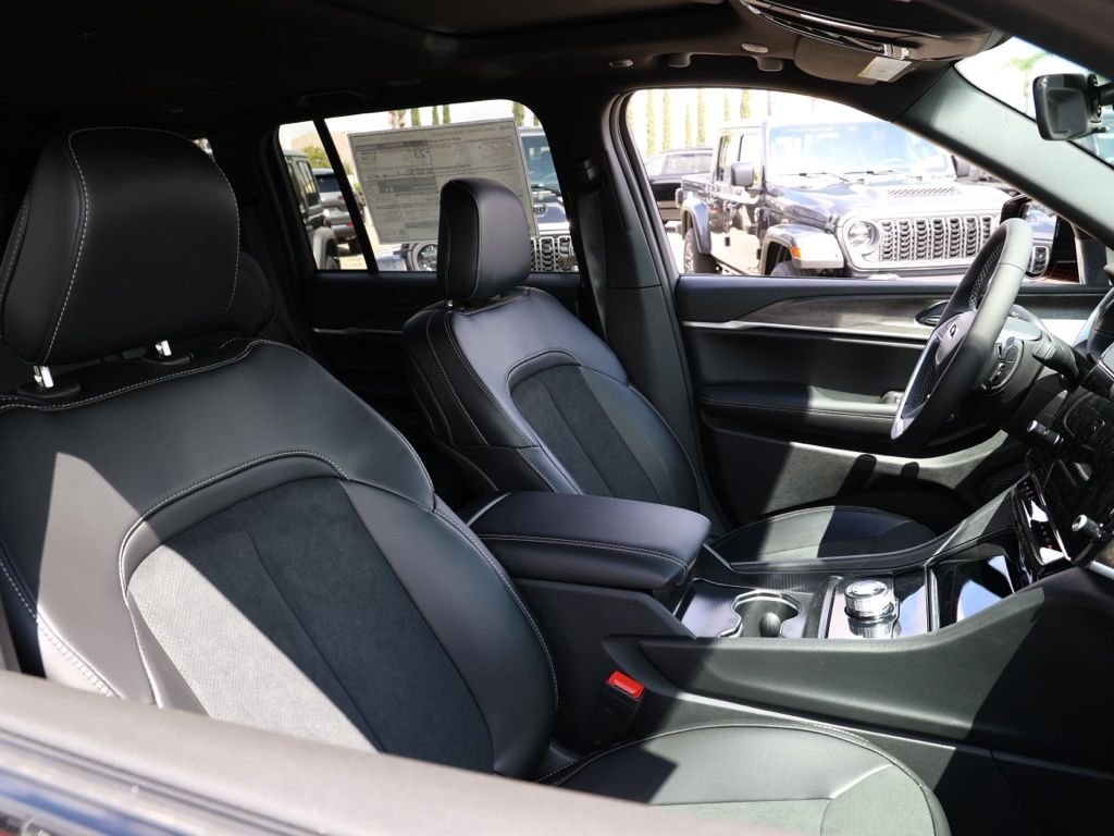 New 2026 Velvet Red Pearl-Coat Exterior Paint Jeep Laredo Altitude image 20