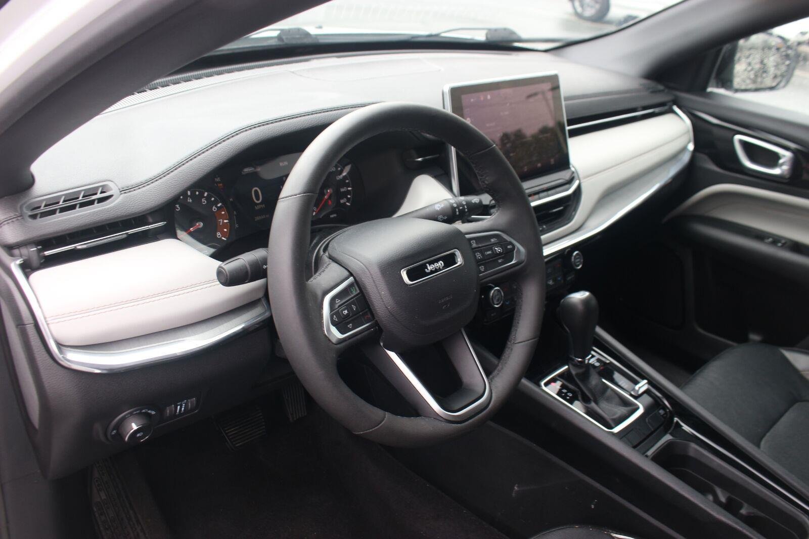 Used 2023  Jeep Limited image 15