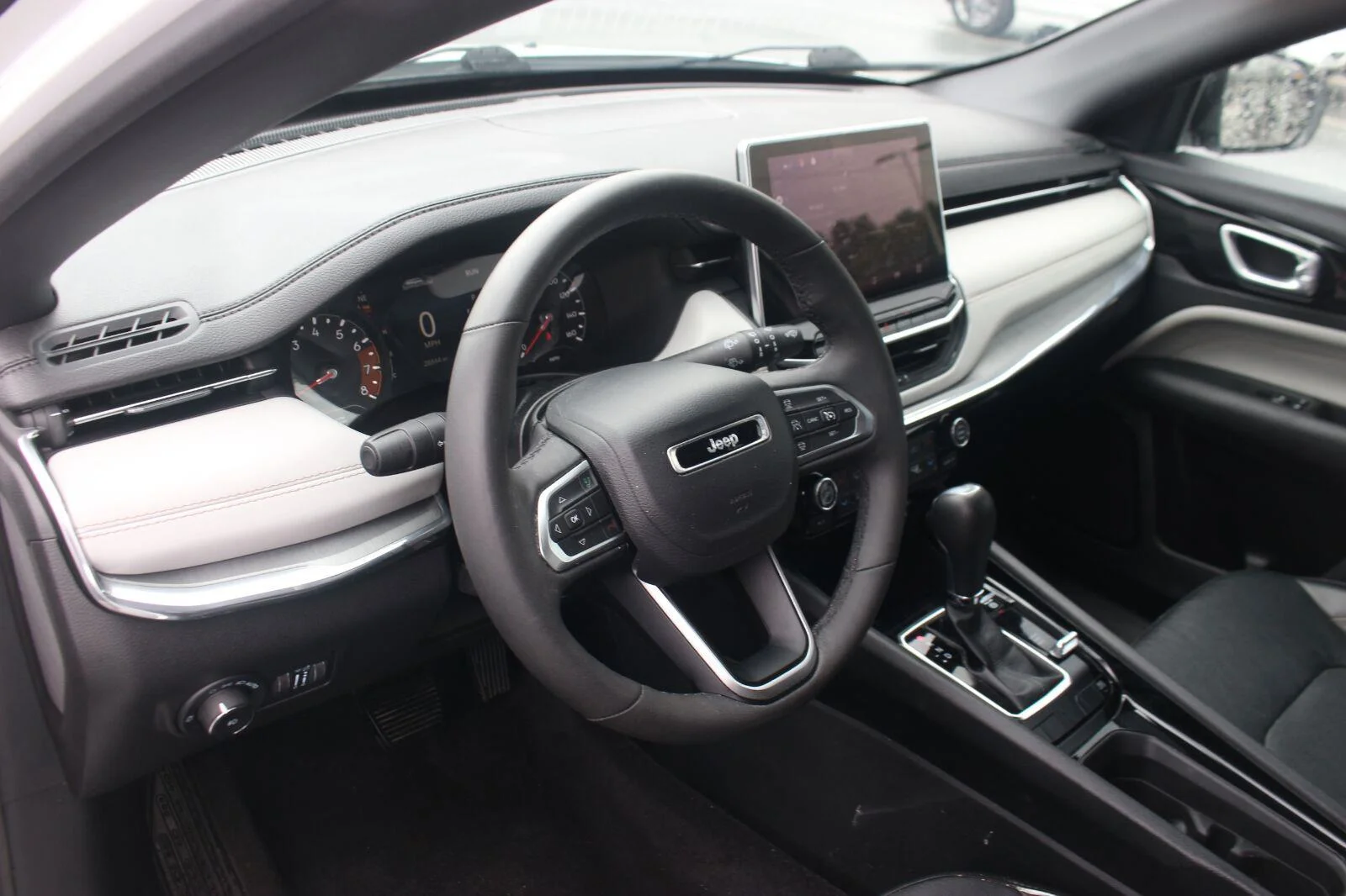 Used 2023  Jeep Limited image 15