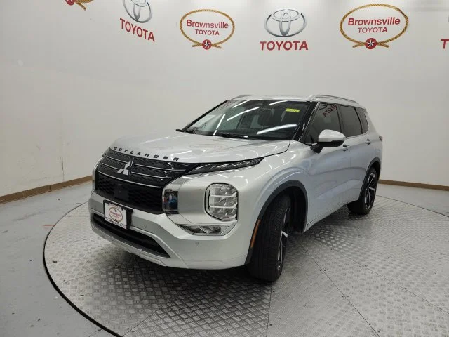 Used 2022  Mitsubishi SEL image 2