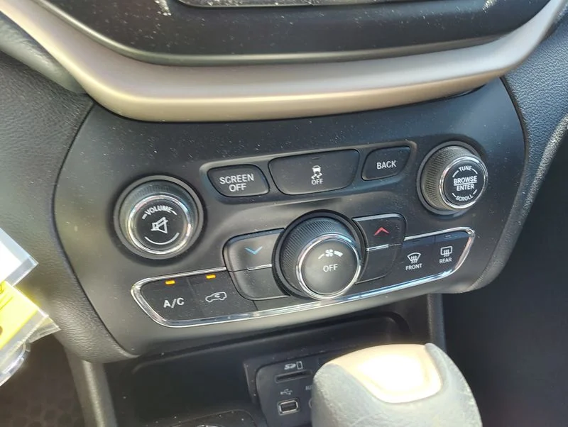 Used 2016 Black Jeep Latitude image 15