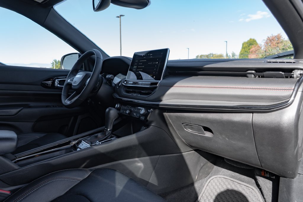 Used 2025 Diamond Black Crystal Pearlcoat Jeep Trailhawk image 30