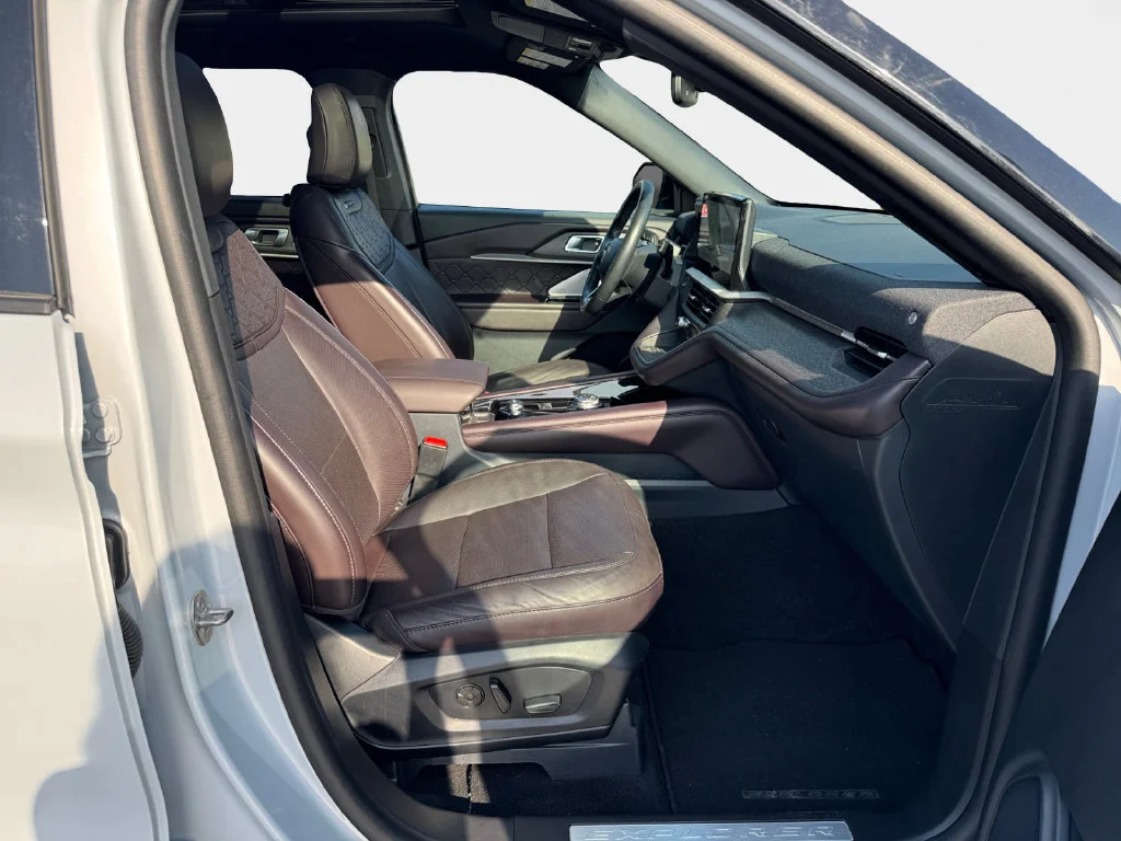 Used 2025 White Metallic Ford Platinum image 19