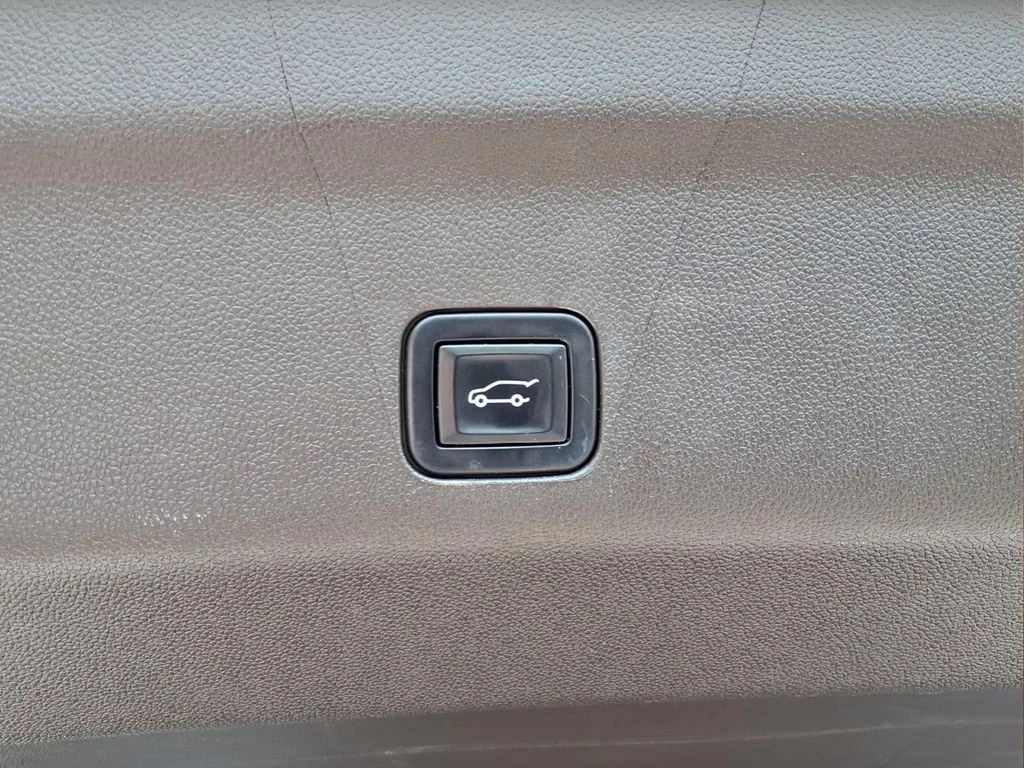 Certified Used 2022 White Chevrolet Z71 image 33