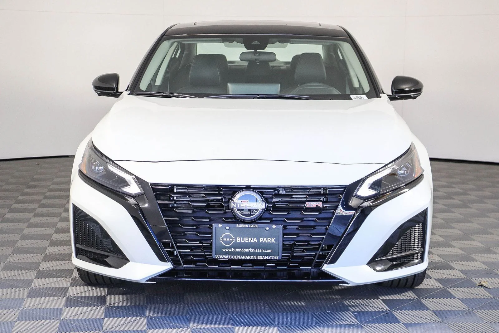 New 2026 Pearl White TriCoat / Super Black Two-tone Nissan SR image 2