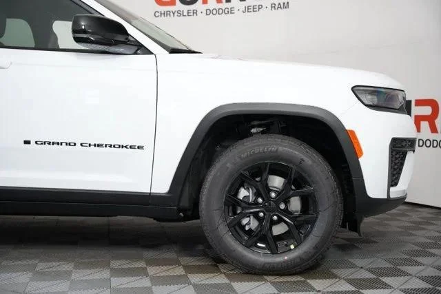 New 2026 Bright White Clear-Coat Exterior Paint Jeep Laredo image 48