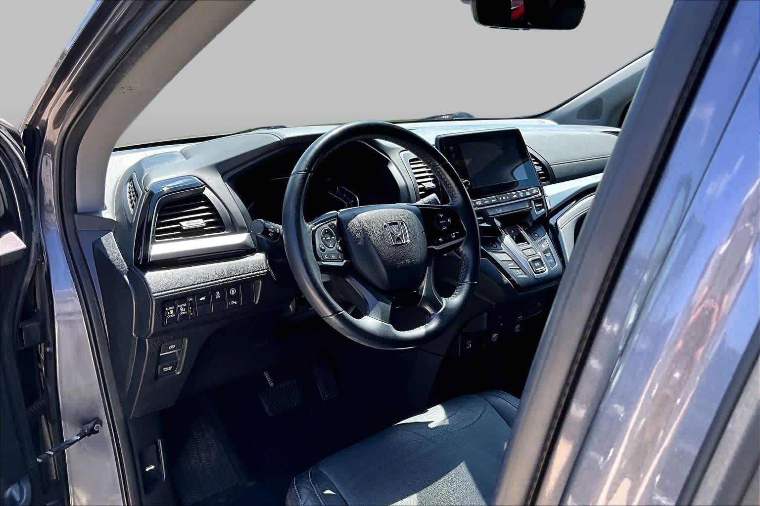 Used 2022 Modern Steel Metallic Honda Touring image 17