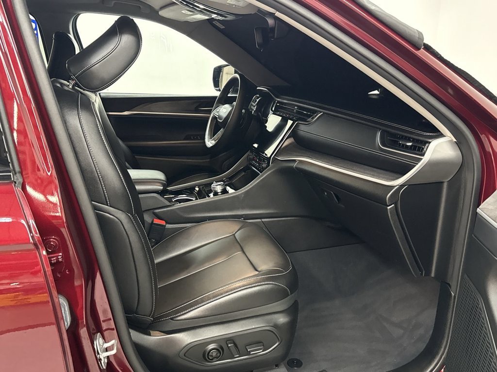 Used 2023 Velvet Jeep Limited image 16