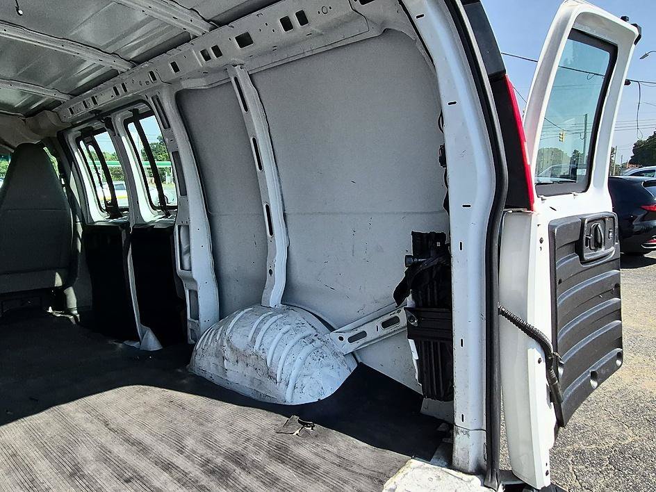 Used 2019 Summit White Chevrolet Work Van image 30