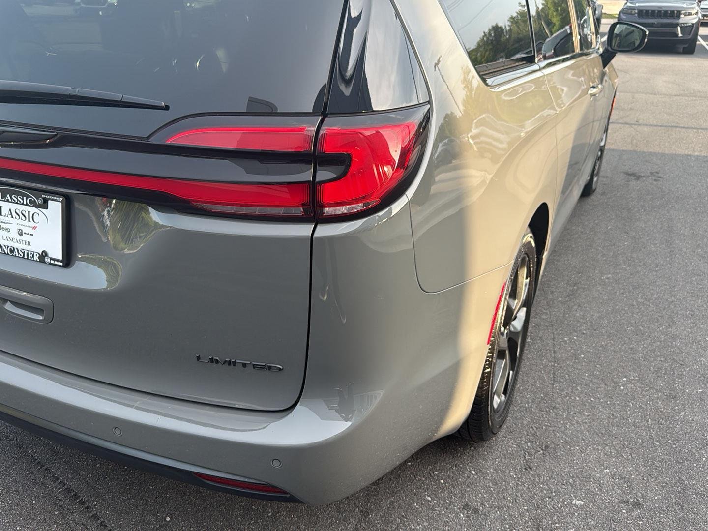 Used 2025 Ceramic Gray Clearcoat Chrysler Limited image 10
