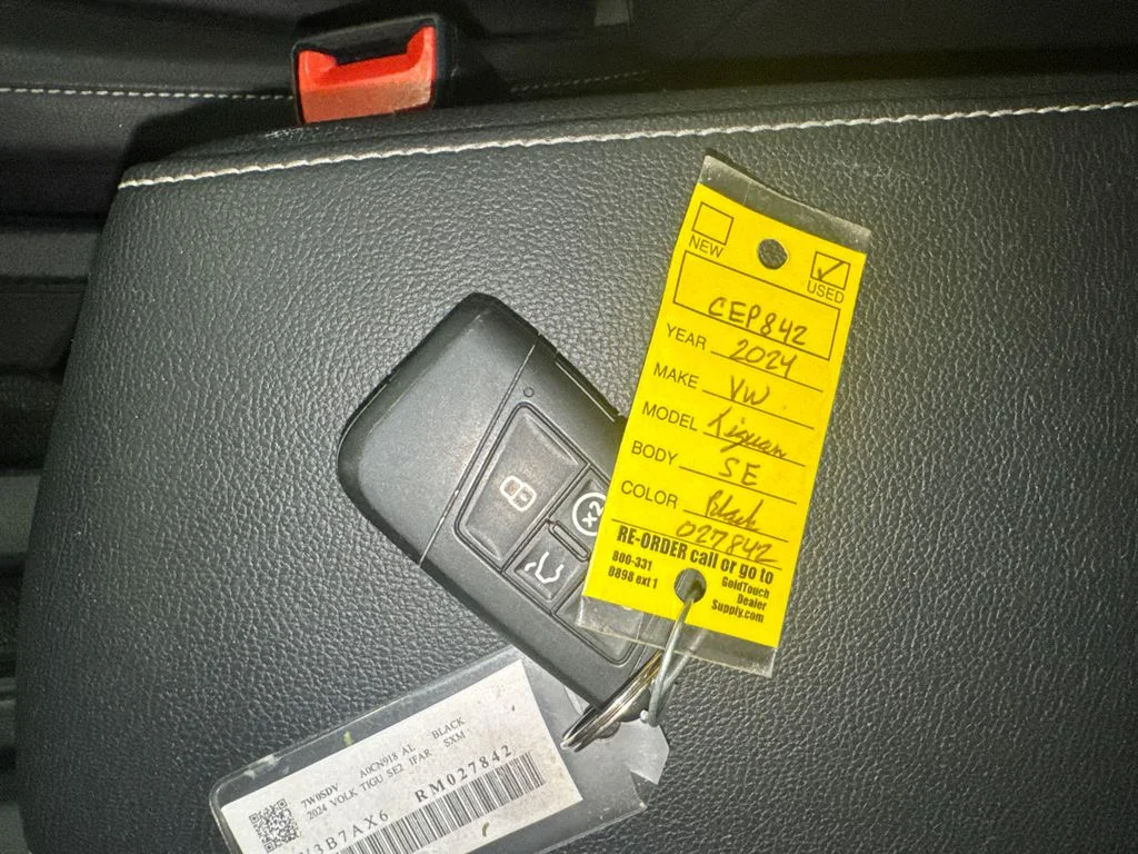 Used 2024  Volkswagen SE image 31