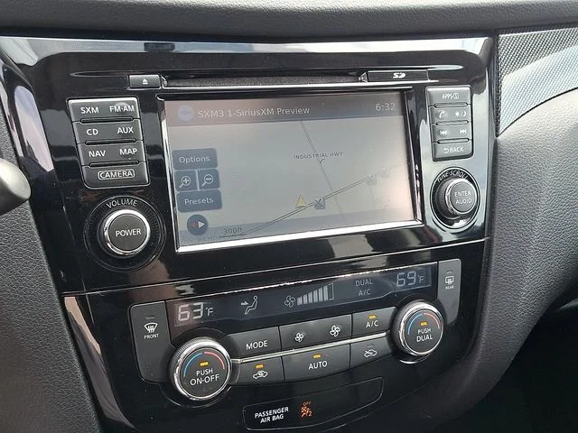 Used 2015 Red Nissan SL image 23