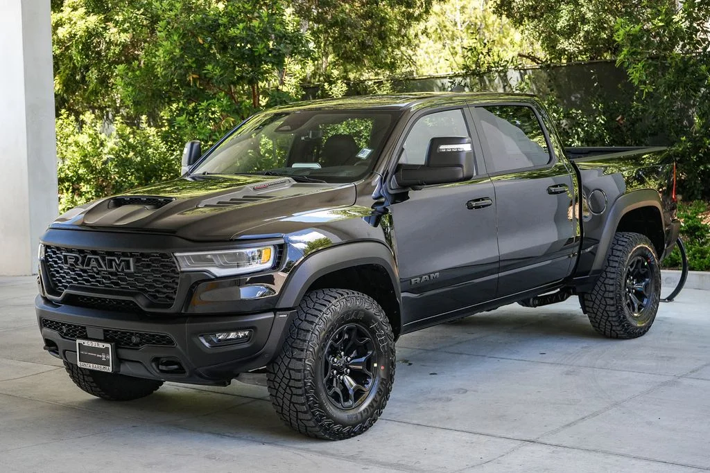 New 2026 Diamond Black Crystal Pearl-Coat Exterior Paint RAM RHO image 3